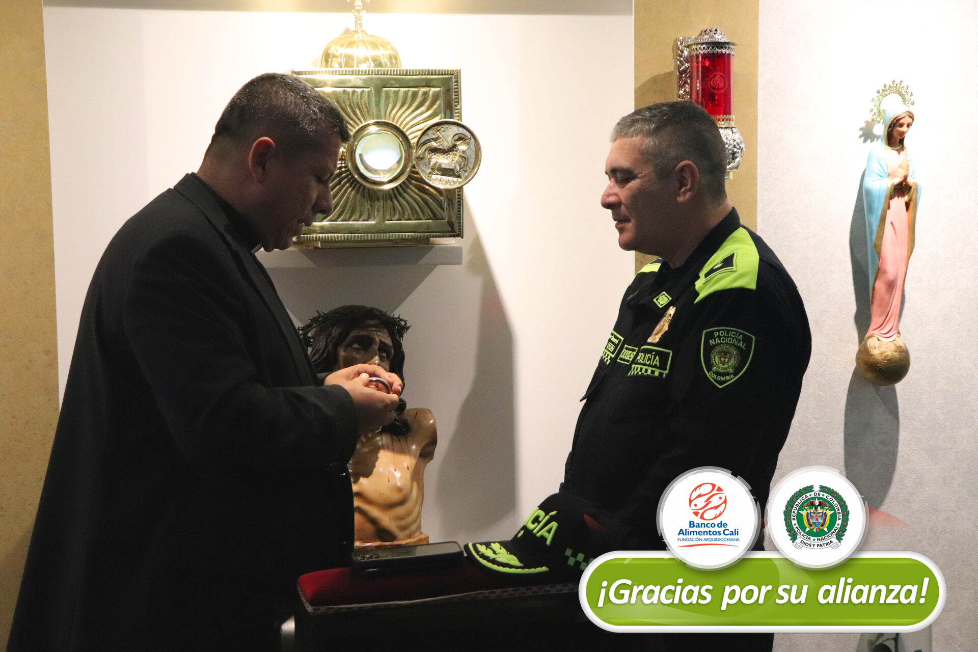 GENERAL JUAN CARLOS LEON RECIBE HOMENAJE DEL BANCO DE ALIMENTOS